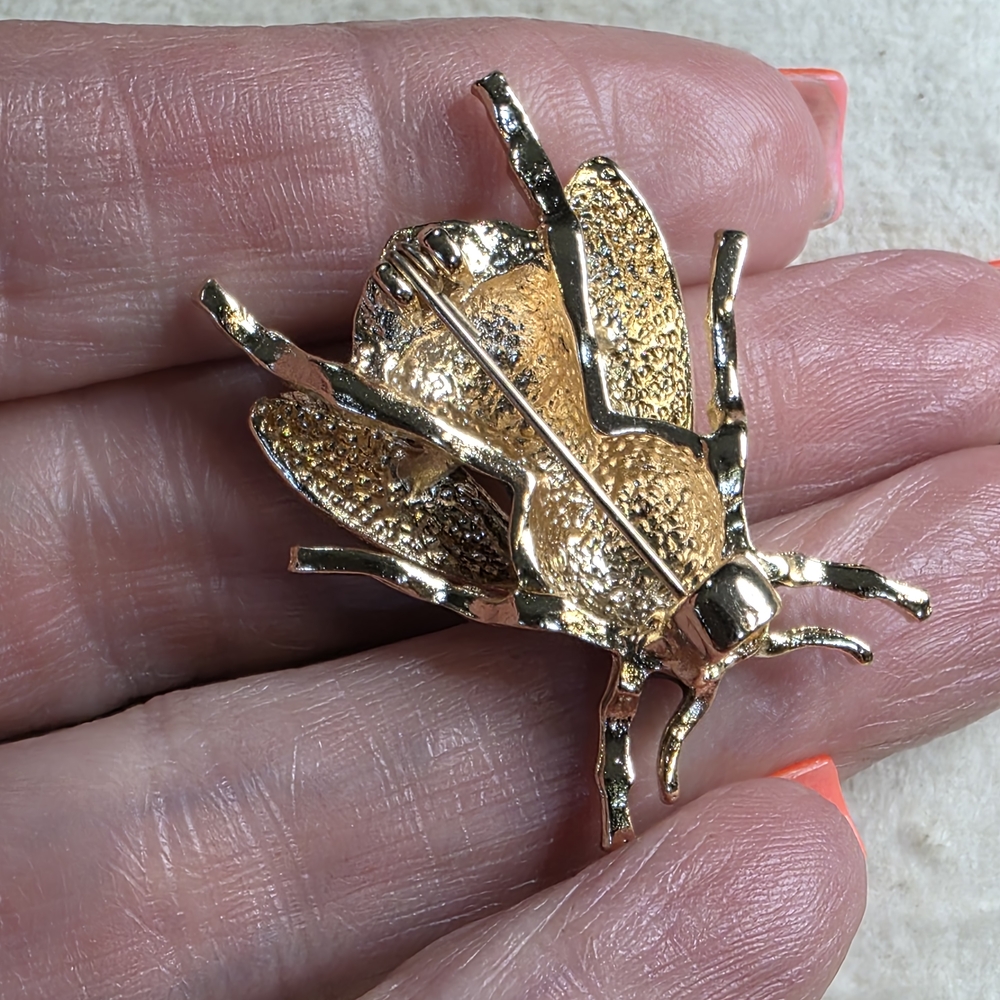 Gold and Black Bee Brooch - Picture 4 of 5